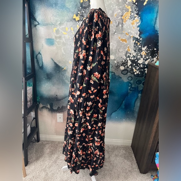 Floral dress with pockets! - Picture 4 of 9